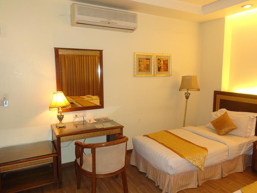Hotel Picasso Paschim Vihar Delhi - Couple Friendly Local Ids Accepted الغرفة الصورة